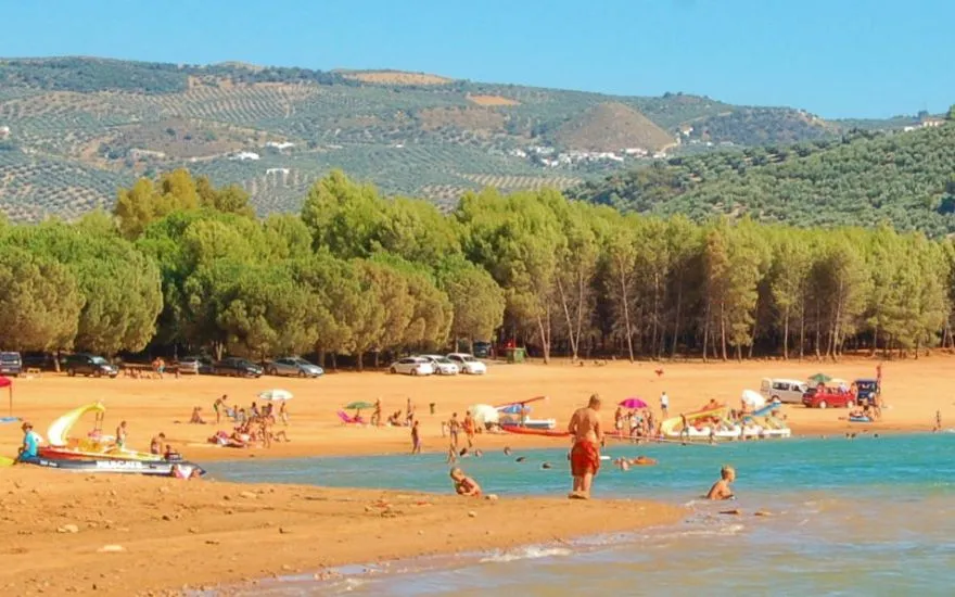 Imagen de Playa canina en Córdoba: guía para ir con perro al embalse de Iznájar