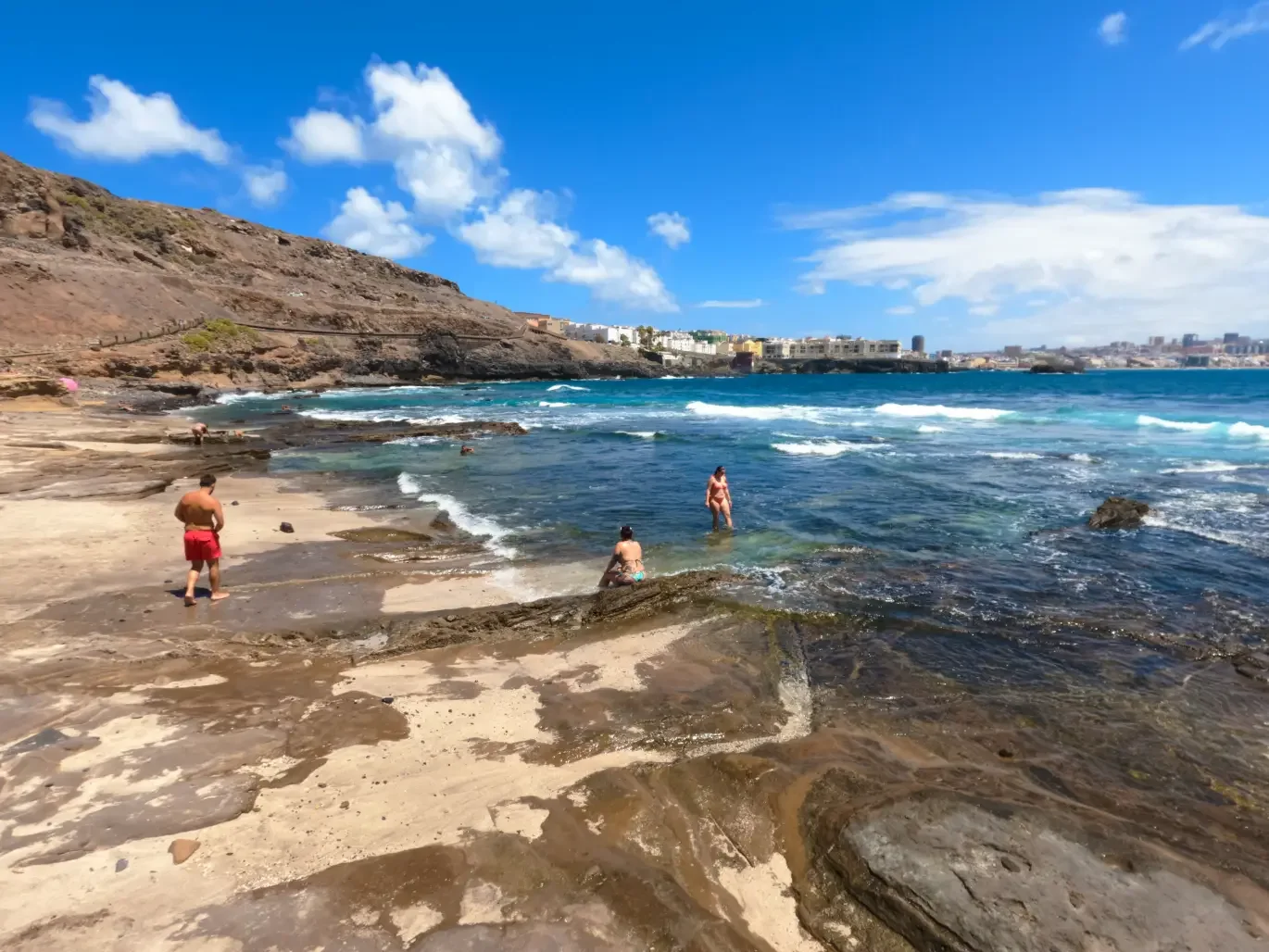 Playa de El Confital, junto a Montaña Roja