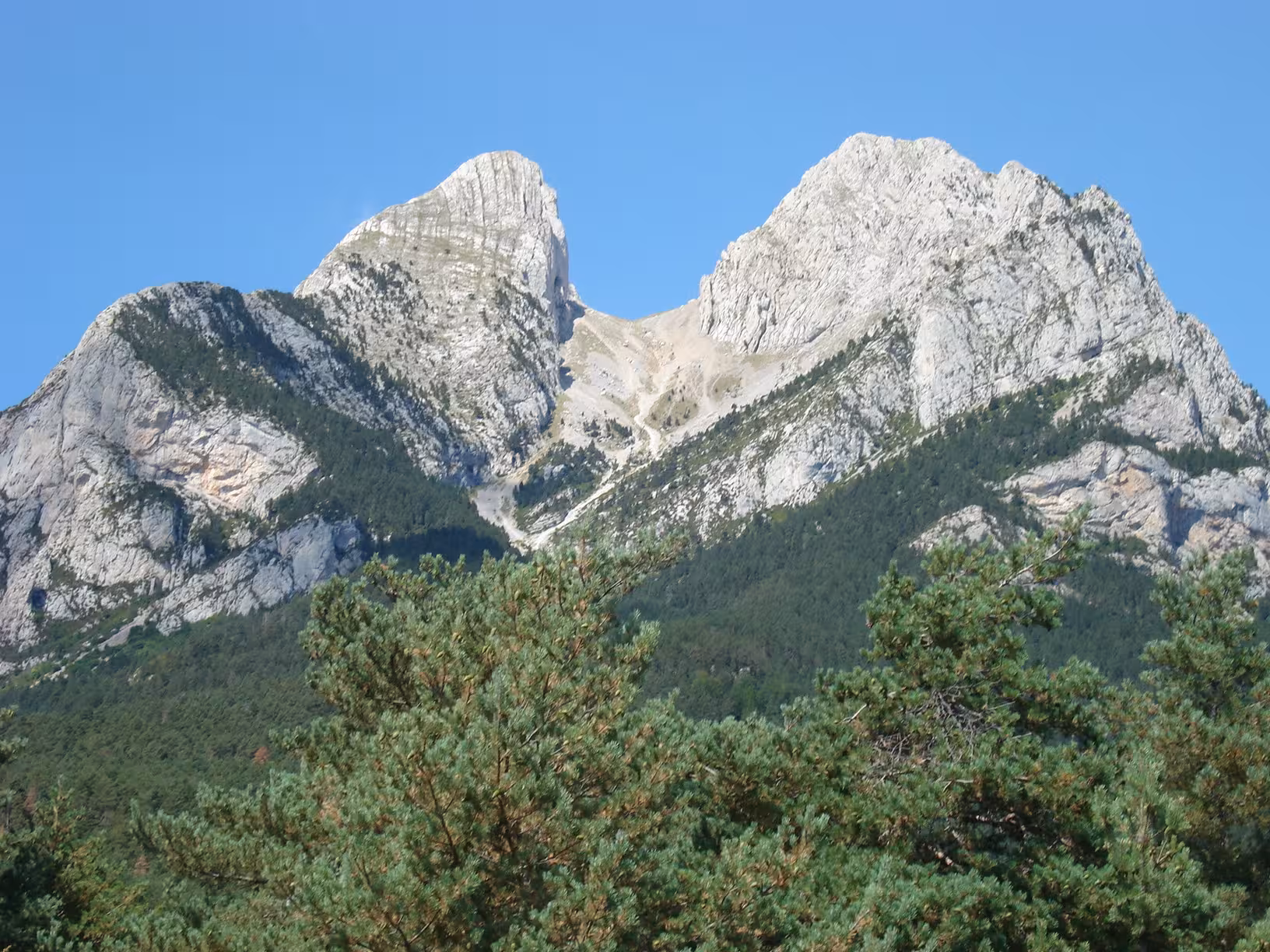 El macizo del Pedraforca, con su característica silueta bifurcada