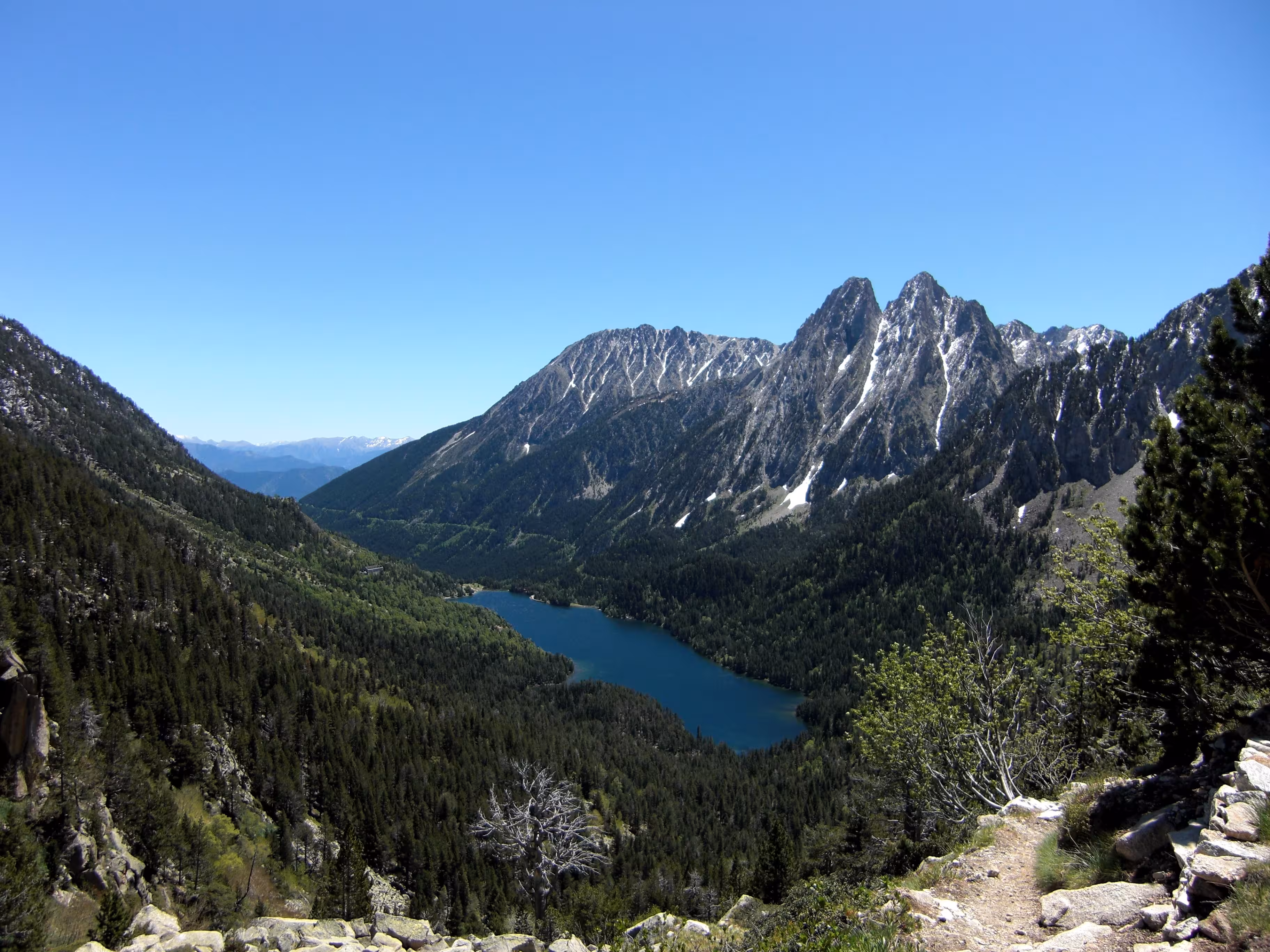 Els Encantats reflejados en el Estany de Sant Maurici