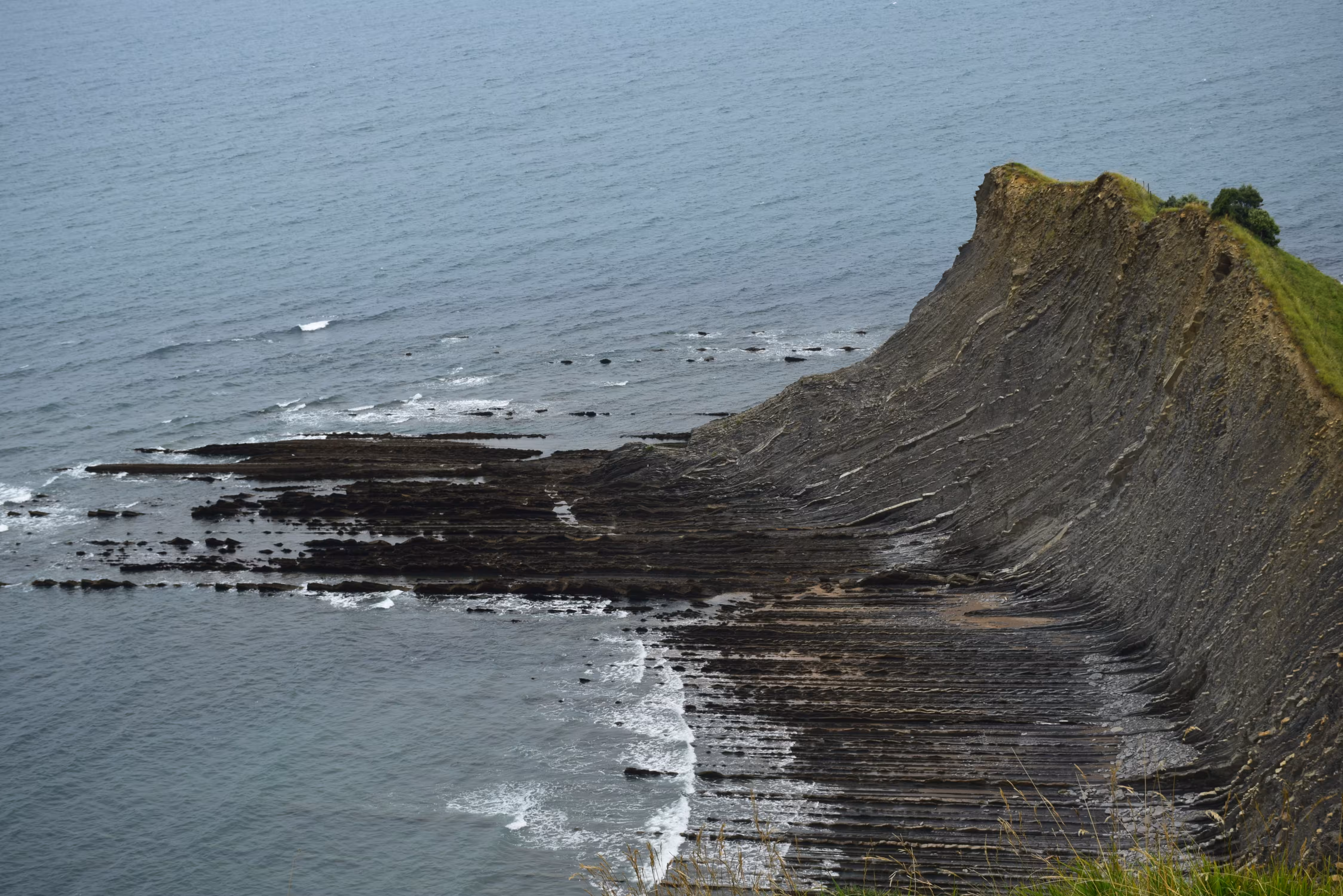 Rasa mareal y capas de Flysch en la costa de Deba