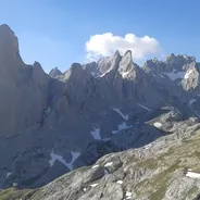 Imagen de Rutas de senderismo con perro en Picos de Europa: guía completa