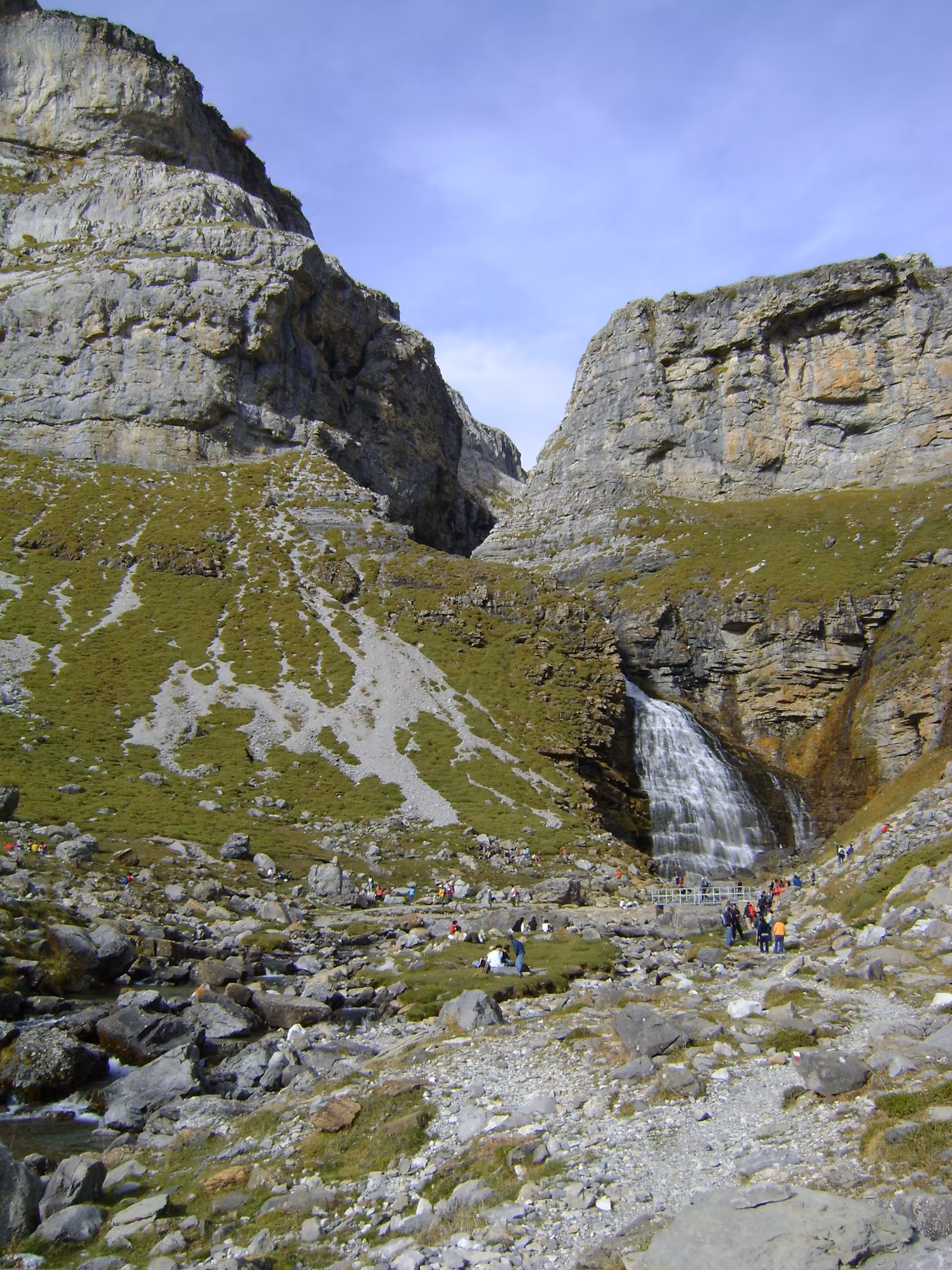 Cascada de la Cola de Caballo, al fondo del valle de Ordesa