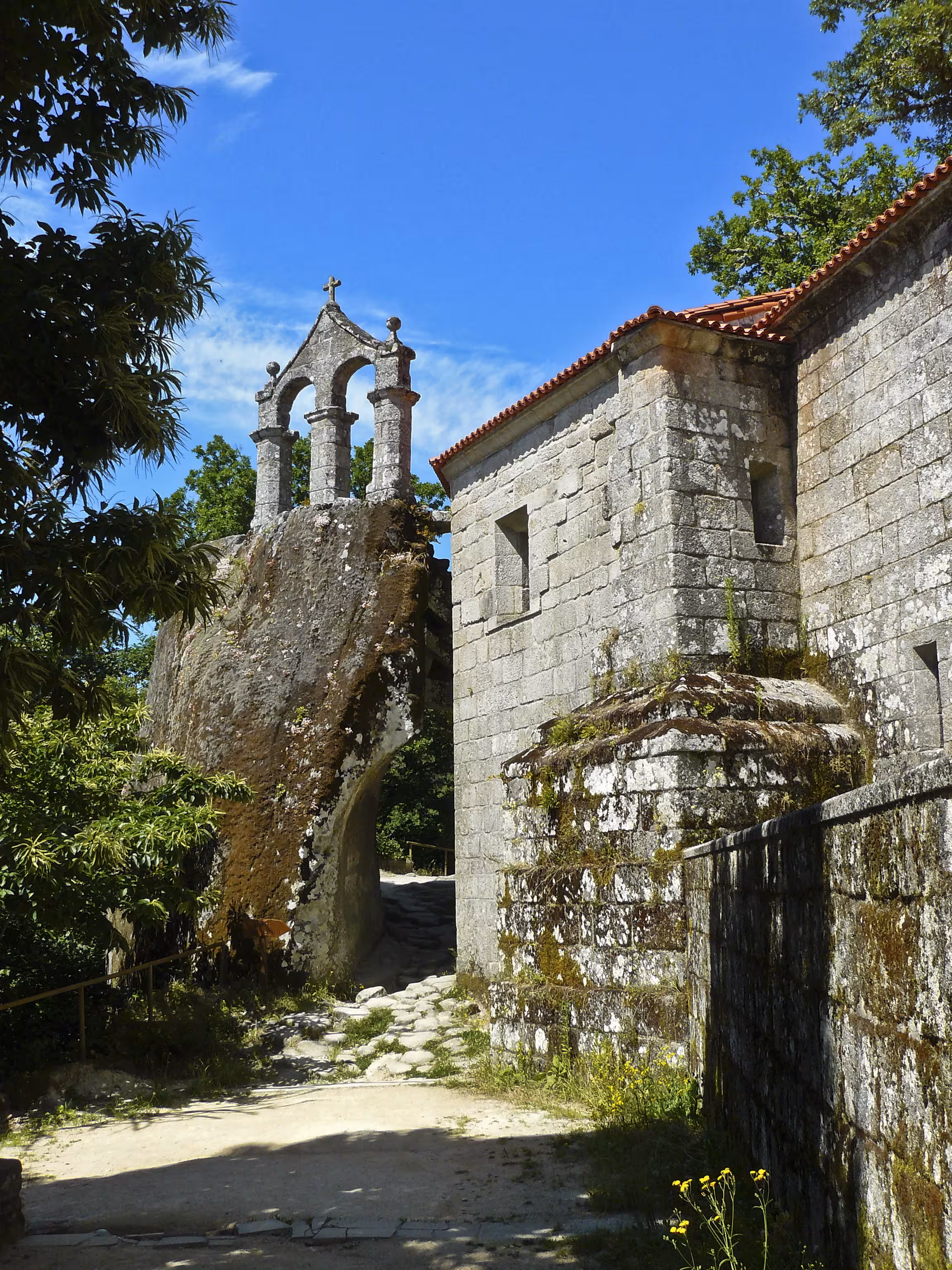 Monasterio de San Pedro de Rocas, excavado en la roca