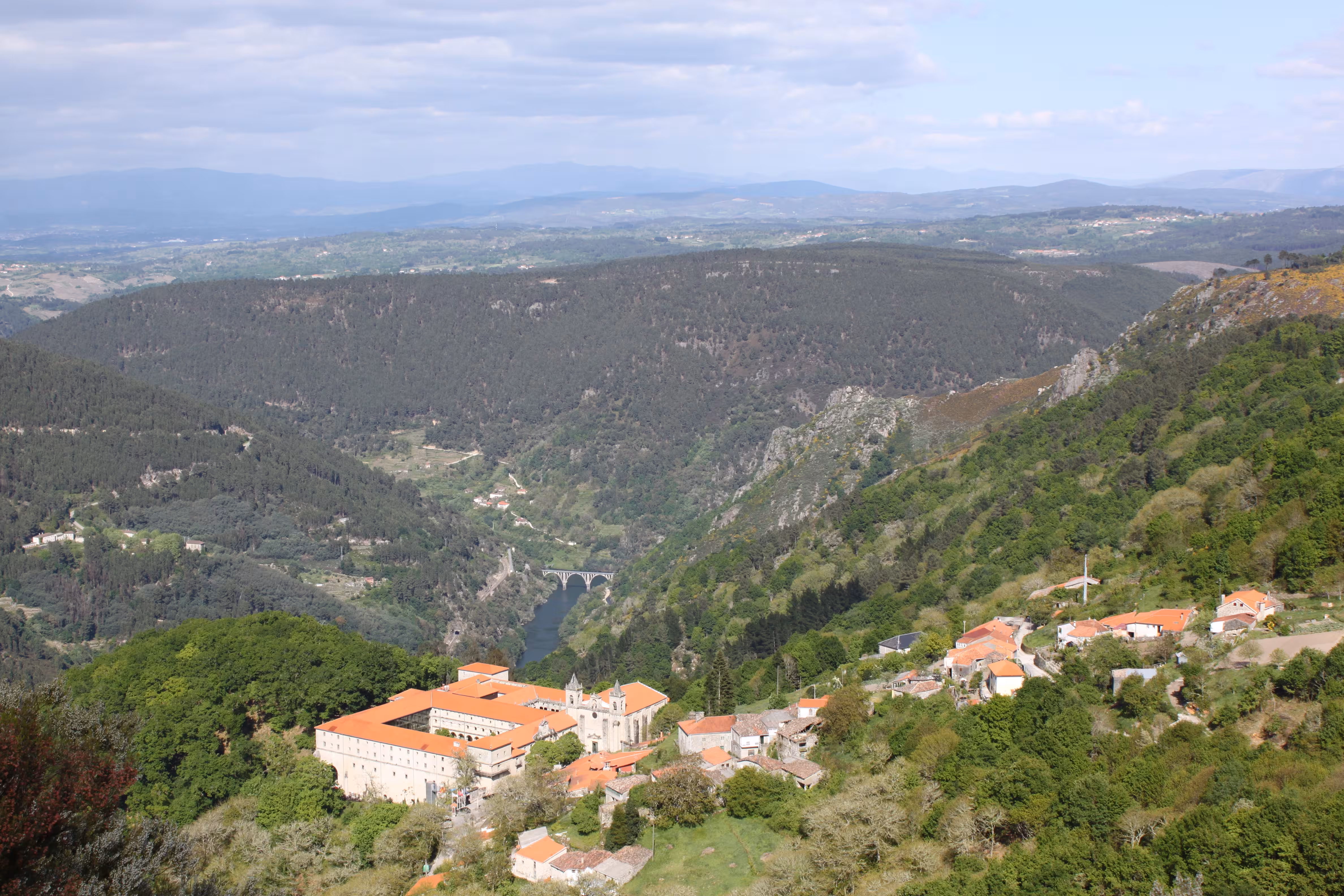 Monasterio de Santo Estevo de Ribas de Sil, en el corazón del cañón