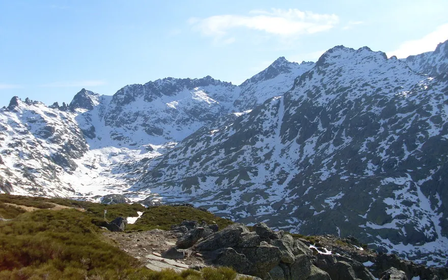 Imagen de Rutas de senderismo con perro en la Sierra de Gredos: guía completa