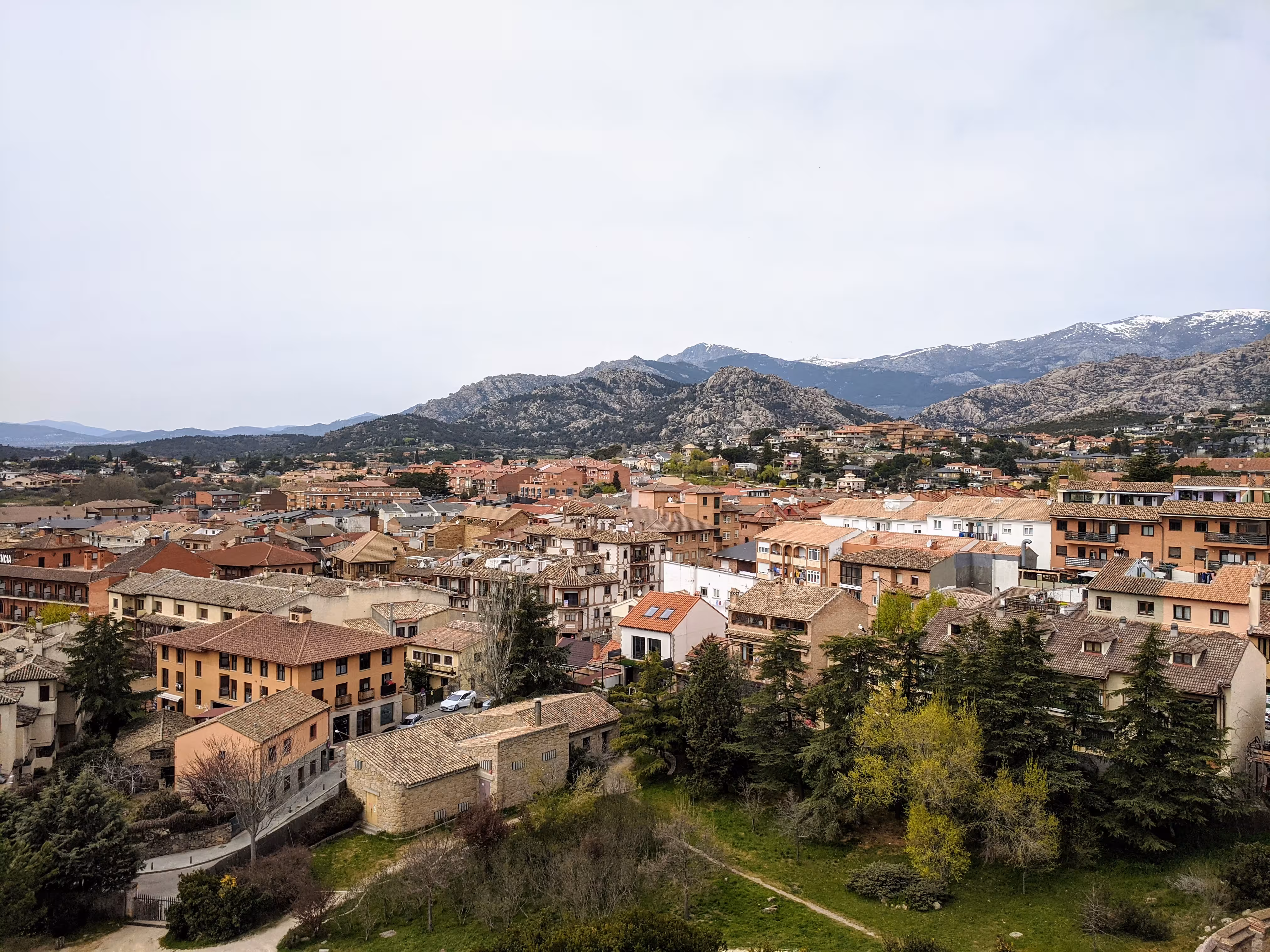 Manzanares el Real, al pie de La Pedriza