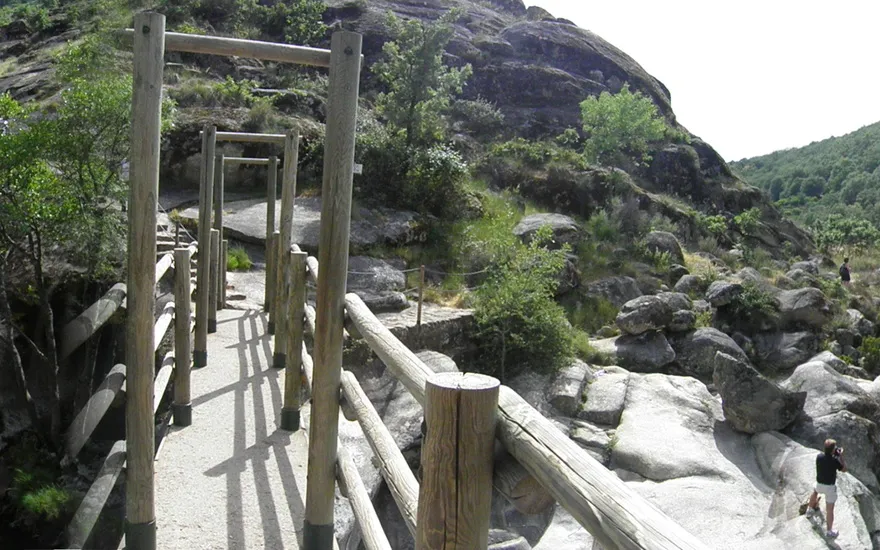 Imagen de Rutas de senderismo con perro en el Valle del Jerte: gargantas, cerezos y castaños